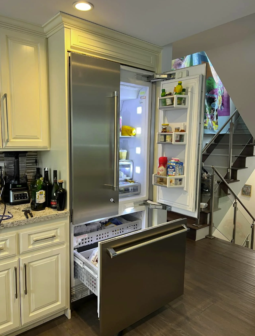 Built-in refrigerator with French doors and freezer drawers