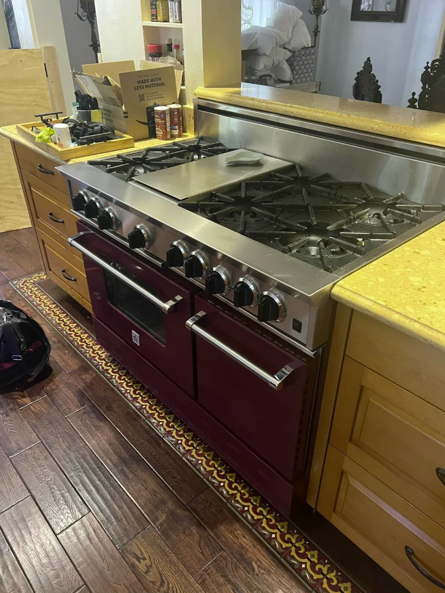 Professional gas range with burgundy oven