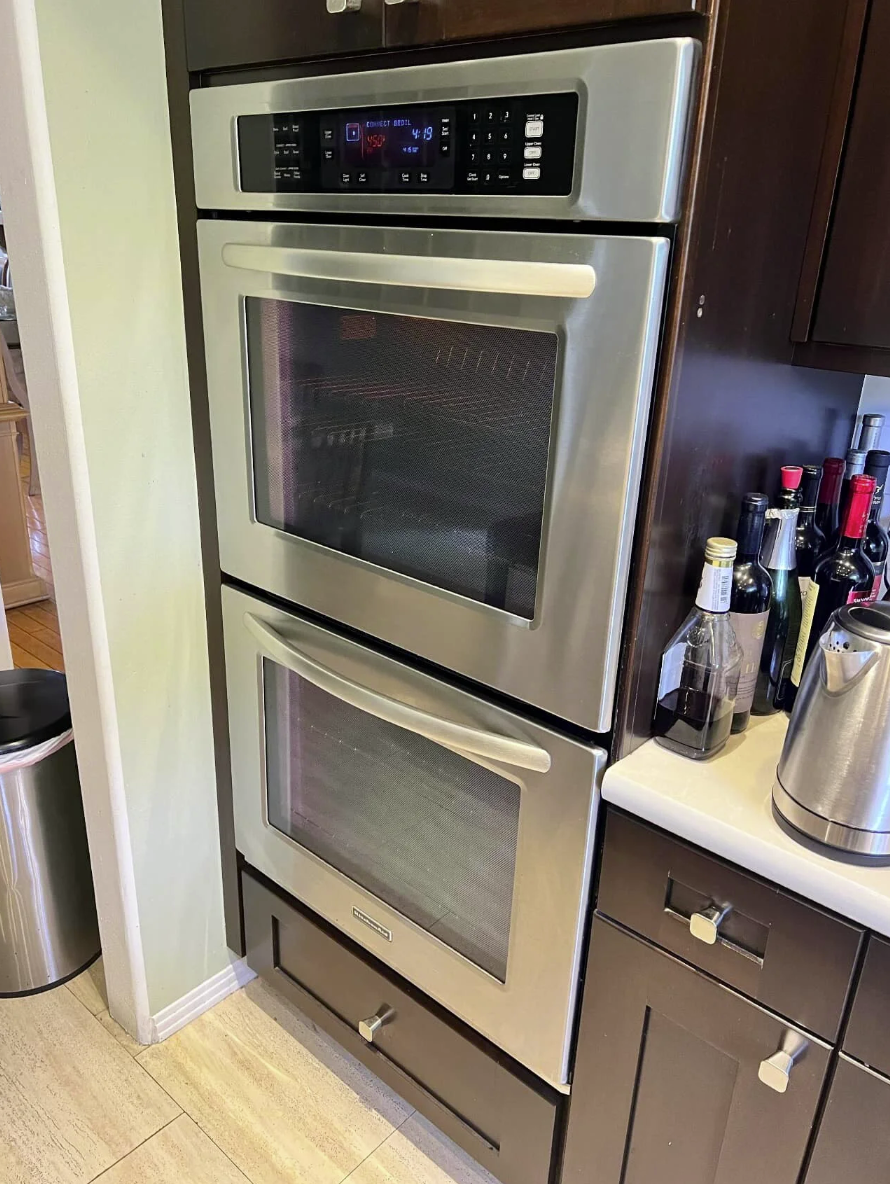 Built-in double wall oven with digital controls
