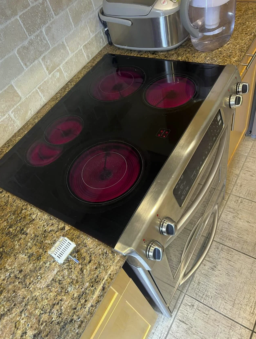 Electric cooktop with ceramic glass surface